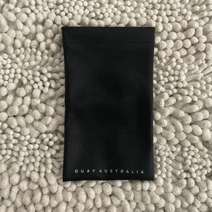Quay sunglasses bag
